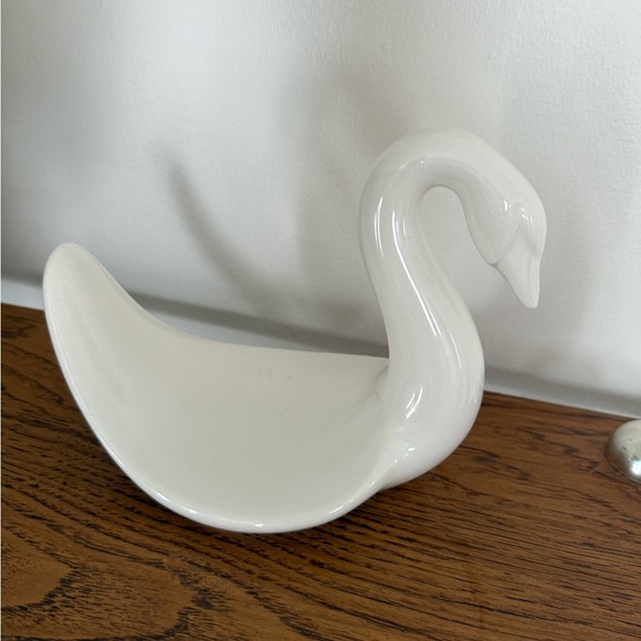 Art Deco Ceramic Porcelain Swan Figurine Bathroom Wash Cloth Hand Towel Holder - Picture 2 of 7